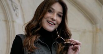 Copertina di “Dalle dipendenze di alcol e fumo non ne sono ancora uscita”: la confessione di Carla Bruni