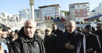 Copertina di Terremoto, Erdogan cerca di coprire il flop e vuole rinviare il voto