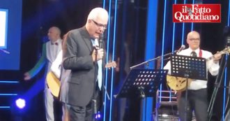 Copertina di Sanremo Da Pecora, Eugenio Giani spacca i timpani dei giurati: la performance è da dimenticare. In finale le ugole d’oro del parlamento