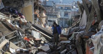 Copertina di Scavi, proteste e 22 mila morti. Ma Erdogan grida alle fake news