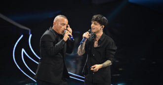 Copertina di Sanremo 2023, Eros Ramazzotti dimentica le parole della sua canzone durante il duetto con Ultimo: “Sai che non me la ricordo?”
