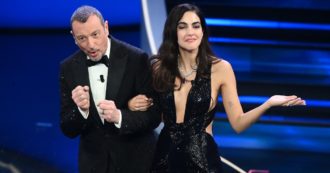 Copertina di Sanremo 2023, scatta il bacio tra Amadeus e Rocio Muñoz Morales: Giovanna Civitillo reagisce così