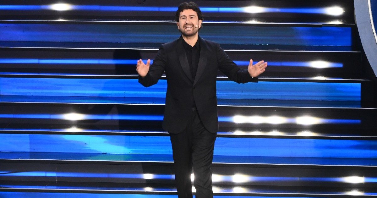 Sanremo 2023, Siani contro l’uso eccessivo del cellulare: “Una volta una spigola mi ha detto: mi fai un’altra foto?”