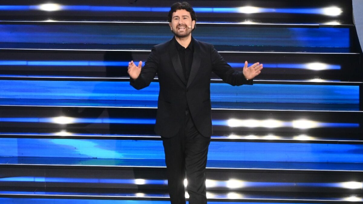 “Oggi devi avere un’opinone su tutto, io vorrei far parte del partito del ‘non lo so’. I social? Si possono dire anche le cose più disturbanti, cattive, infamanti. I comici non possono più”: così Alessandro Siani