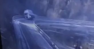 Copertina di Perde il controllo del tir e precipita dal viadotto. Le telecamere di sicurezza catturano l’incidente sulla A6 Torino-Savona