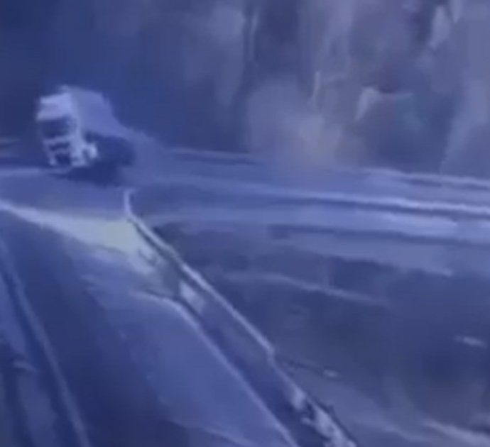 Perde il controllo del tir e precipita dal viadotto. Le telecamere di sicurezza catturano l’incidente sulla A6 Torino-Savona