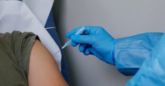 Copertina di Mandavano tossicodipendenti a vaccinarsi al posto dei no vax in cambio di droga: 4 arresti a Catania per la vendita di green pass falsi