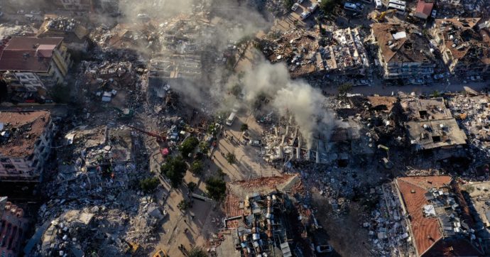 Siria travolta dal terremoto dopo anni di guerra. Oxfam è al lavoro: alla popolazione serve tutto