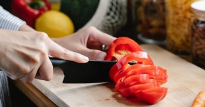 Copertina di Sottovaluta gli effetti di un taglio alla mano mentre prepara il pranzo: 51enne muore dopo pochi giorni dalla ferita