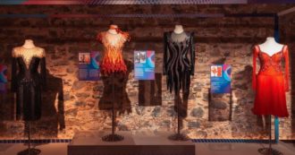 Copertina di “A far la moda comincia tu”, la mostra dedicata a Raffaella Carrà al Festival di Sanremo fa tendenza: tra amarcord e pezzi cult