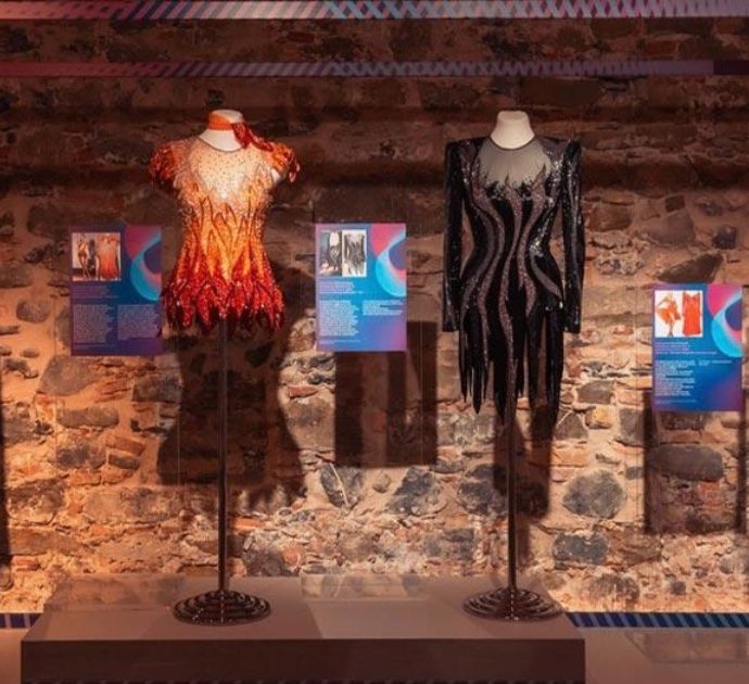“A far la moda comincia tu”, la mostra dedicata a Raffaella Carrà al Festival di Sanremo fa tendenza: tra amarcord e pezzi cult