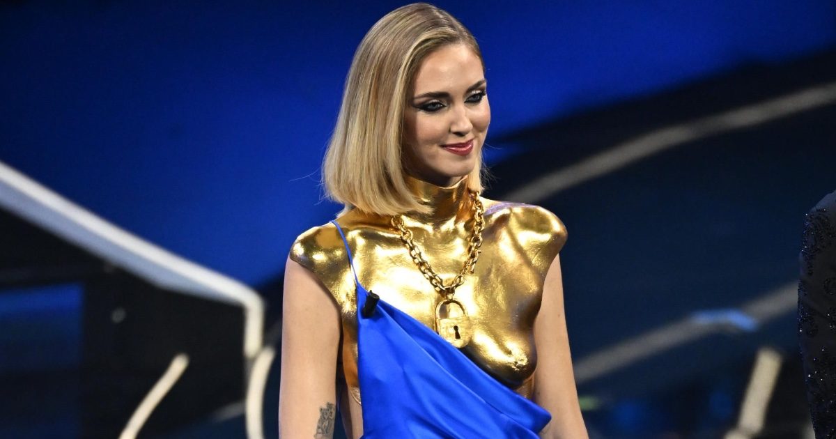 Sanremo 2023, le pagelle ai look della finale: Chiara Ferragni con la collana a forma di utero, Luisa Ranieri tradita dallo spacco inguinale – FOTO