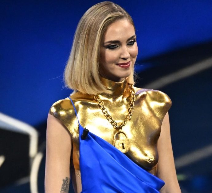 Sanremo 2023, le pagelle ai look della finale: Chiara Ferragni con la collana a forma di utero, Luisa Ranieri tradita dallo spacco inguinale – FOTO