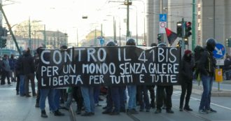 Milano, anarchici di nuovo in corteo a sostegno di Cospito e contro il 41-bis: lancio oggetti contro giornalisti e forze dell’ordine