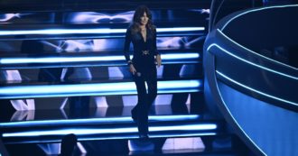 Copertina di Sanremo 2023, Carla Bruni rivela: “Ho digiunato due settimane per entrare nell’abito di Versace”