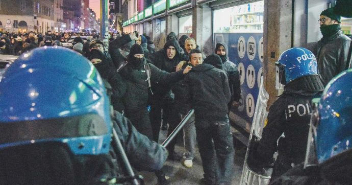 Cospito trasferito in ospedale a Milano. Scontri e bombe carta al corteo anarchico