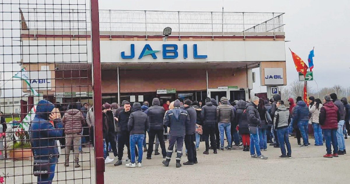 Jabil mette in ferie forzate 420 operai dopo il rifiuto della cassa integrazione: l’azienda Usa (non in crisi) vuole chiudere il sito di Caserta