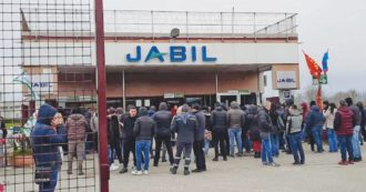 Copertina di Jabil mette in ferie forzate 420 operai dopo il rifiuto della cassa integrazione: l’azienda Usa (non in crisi) vuole chiudere il sito di Caserta