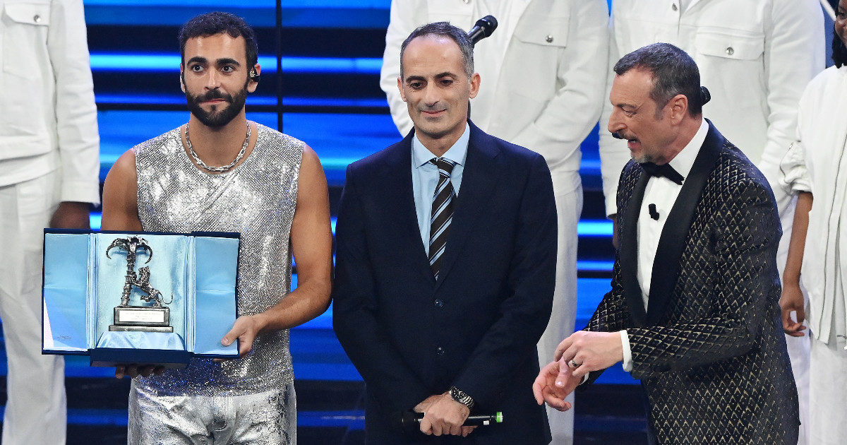 Sanremo 2023, serata cover vinta da Marco Mengoni al comando anche della classifica parziale. Articolo 31 e Fedez e il messaggio alla premier mentre cantano “Ohi Maria”: “Giorgia legalizzala” – FOTO