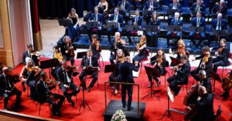 Copertina di Sanremo 2023, i musicisti dell’Orchestra Sinfonica “da Beethoven a Rosa Chemical”: quanto prendono e com’è la loro giornata tipo