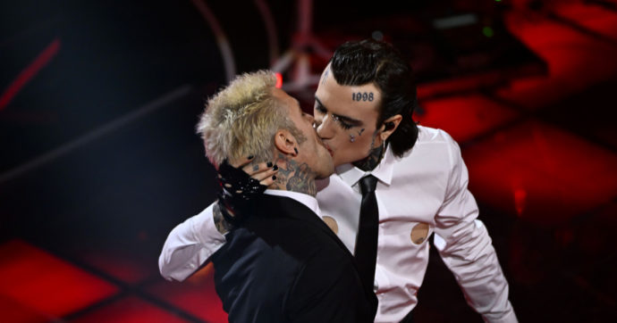 Sanremo 2023, Rosa Chemical twerka e limona con Fedez sul palco. Entra Chiara Ferragni: “Sono senza parole” – VIDEO Sanremo 2023, Rosa Chemical twerka e limona con Fedez sul palco. Entra Chiara Ferragni: “Sono senza parole” – VIDEO