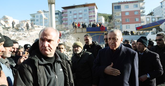 Terremoto Turchia e Siria, superate le 33mila vittime. Ankara: “Identificati e arrestati 113 costruttori responsabili dei crolli”