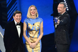 Copertina di Sanremo 2023, Amadeus da “boomer” a nuova star di Instagram: tra selfie e dirette sul palco, fa incetta di follower. Ma qualcosa non torna