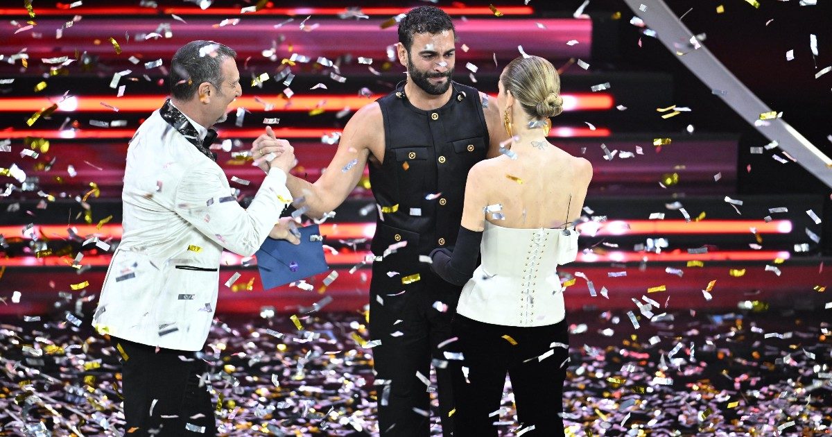 Sanremo 2023: vince Marco Mengoni, secondo Lazza, poi Mr. Rain. La classifica finale e tutti i premi. Cosa è successo: Rosa Chemical limona Fedez, la battuta di Gino Paoli su Little Tony – FOTO