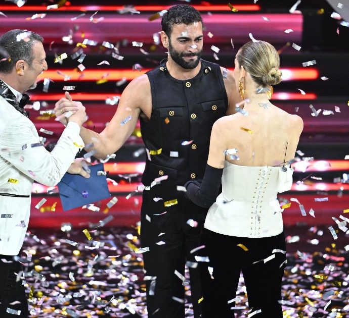 Sanremo 2023: vince Marco Mengoni, secondo Lazza, poi Mr. Rain. La classifica finale e tutti i premi. Cosa è successo: Rosa Chemical limona Fedez, la battuta di Gino Paoli su Little Tony – FOTO