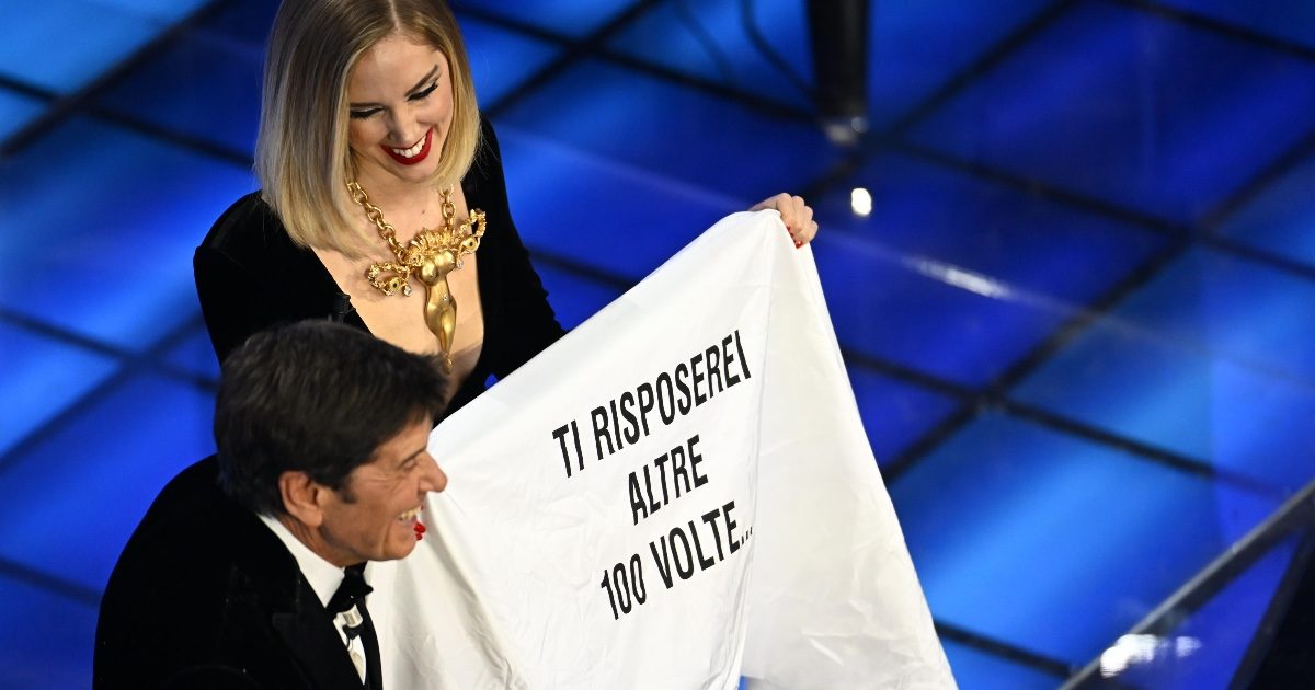 Sanremo 2023, Chiara Ferragni ha un regalo a sorpresa per la moglie di Gianni Morandi: Anna reagisce così