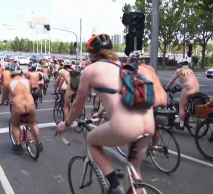 Centinaia di ciclisti nudi tra le strade del centro: la biciclettata per chiedere più sicurezza – Video