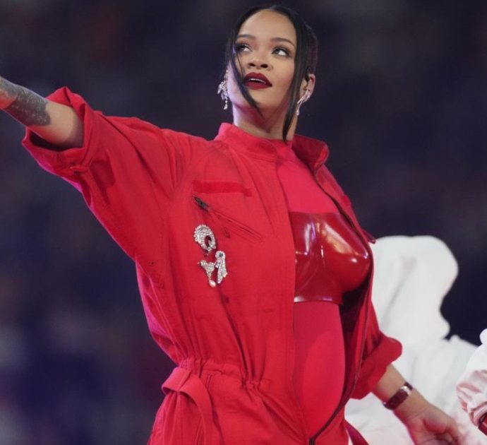 Super Bowl, Rihanna e lo show con sorpresa: è di nuovo incinta