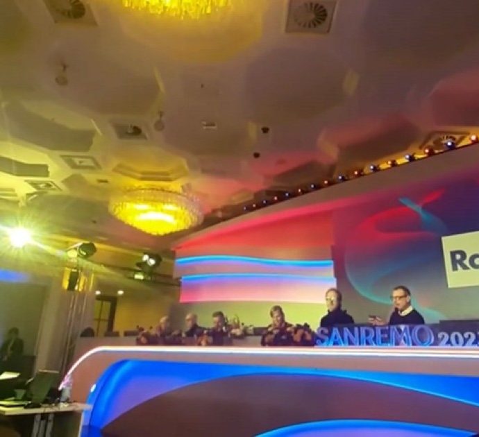 Sanremo 2023, la lettera di Amadeus al Festival: così il conduttore gioca con i titoli delle canzoni in gara – Video