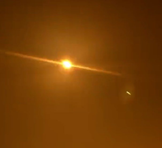 Meteorite illumina il cielo della Francia del Nord, scoperto 5 ore prima dell’impatto