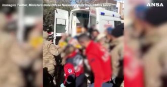 Copertina di Terremoto in Turchia, salvata una bambina di sei anni: è rimasta sotto le macerie per 178 ore. Il video del soccorso