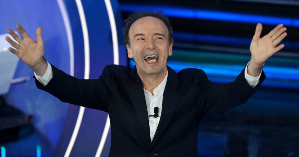 Sanremo 2025, Roberto Benigni torna sul palco dell’Ariston: tra Dante e la Costituzione, una “strizzatina” alle parti basse di Carlo Conti