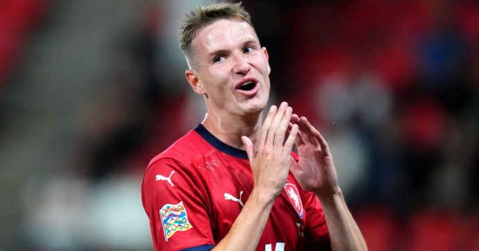 Jankto, i gay nel calcio e la storia centenaria di una narrazione machista: chi vince “mostra gli attributi”, chi perde è “femminuccia”