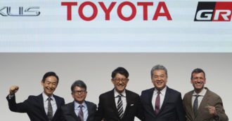 Copertina di Toyota, il nuovo ad Sato presenta la strategia. Più elettrico, ma approccio sempre neutrale