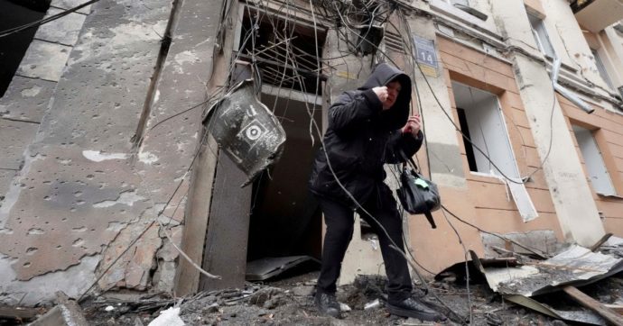 Stoltenberg: “Ora più munizioni”