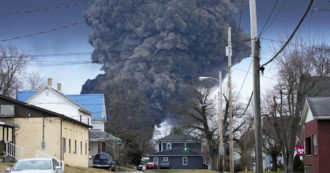 Copertina di Preoccupazione in Ohio dopo il disastro ferroviario di 9 giorni fa. Il carico brucia ancora, moria di animali
