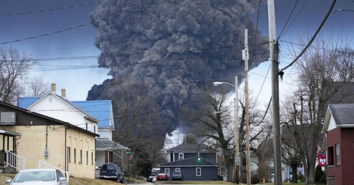 Preoccupazione in Ohio dopo il disastro ferroviario di 9 giorni fa. Il carico brucia ancora, moria di animali