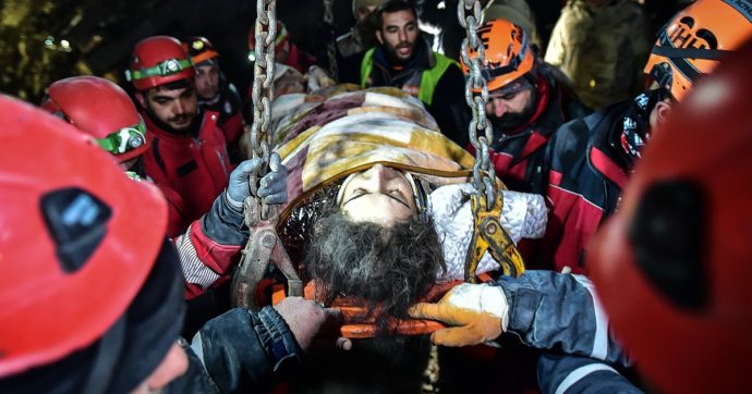 Terremoto Turchia e Siria, un 12enne estratto vivo dopo 182 ore sotto le macerie. Le vittime sono oltre 41mila