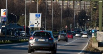 Copertina di Stop alle auto a diesel e benzina dal 2035, via libera del Parlamento Ue. Tutto il centrodestra italiano vota contro: Ppe spaccato