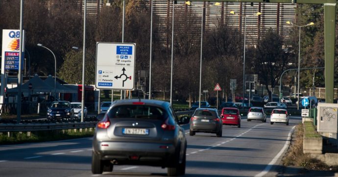 Stop alle auto a diesel e benzina dal 2035, via libera del Parlamento Ue. Tutto il centrodestra italiano vota contro: Ppe spaccato