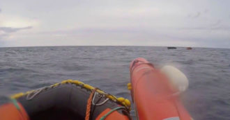 Copertina di Migranti, Medici senza frontiere salva 48 persone che viaggiavano su una barca di legno: il video dell’operazione