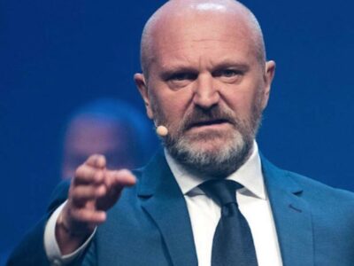 Copertina di “Non mi sento bene, non riesco ad andare avanti”: Andrea Pucci ha un malore sul palco. Poi il videomessaggio: “Non sto bene, devo fare dei controlli”