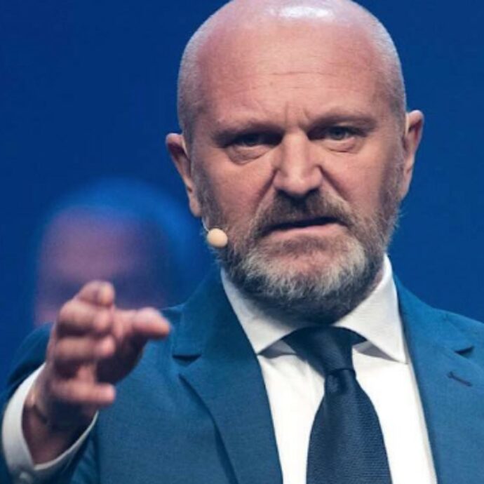 Il comico Andrea Pucci festeggia la vittoria di Fratelli d’Italia alle regionali con tanto di strafalcione grammaticale. Poi mostra il dito medio