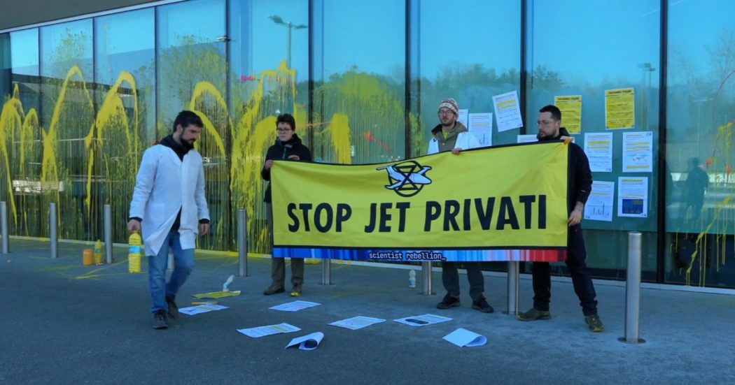 Malpensa, attivisti per il clima protestano contro i jet privati: imbrattano un edificio dell’aeroporto e si incollano alle vetrate – Video
