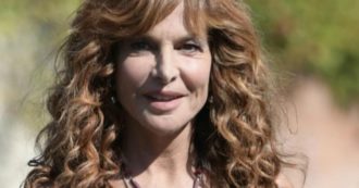 Copertina di Ares Gate, le rivelazioni di Giuliana De Sio: “Mi propose di chiudermi in cantina e di inscenare la mia scomparsa per lanciare una serie”