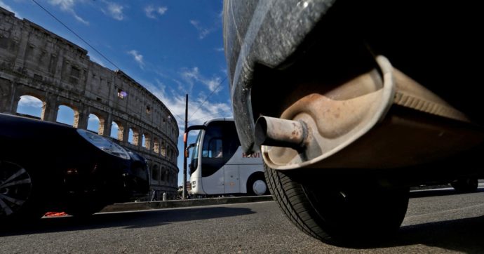 Auto: dal ’35 stop benzina e diesel